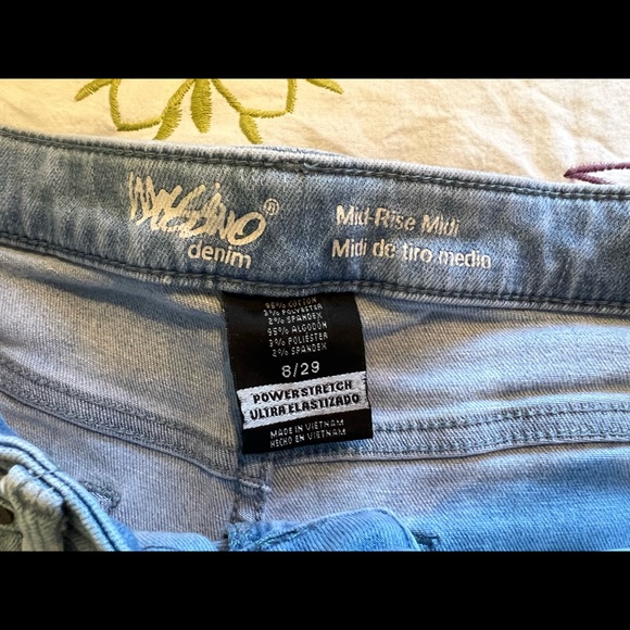 Mossimo Women’s Mid Rise Midi; Light Wash; Size: 8, 30 Waist; Denim Shorts. - Picture 4 of 4